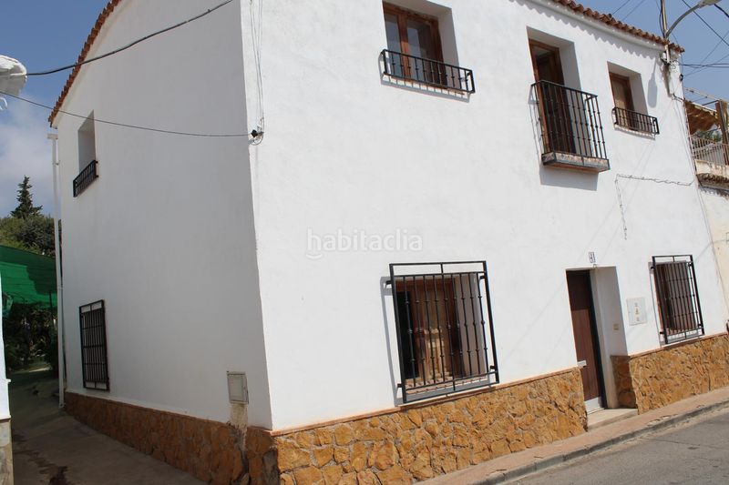 Foto 688751e1-ec41-480e-9f4c-a5ede3a6d044. Casa adosada en calle fuente del oro 41 casa con terreno y grandes posibilidades en Berja