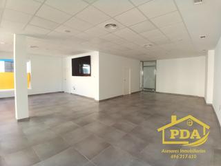 Lloguer Local Comercial a Calle portada 13. Local com. en alquiler en palma del rio.