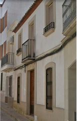 Casa aparellada a Calle san francisco 17. Oportunidad casa con jardín en porcuna