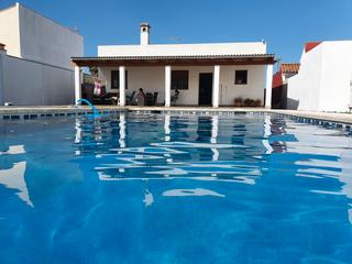 Lloguer Xalet a El Zabal-Santa Margarita. Chalet con piscina y jardin a 15 minutos de la frontera