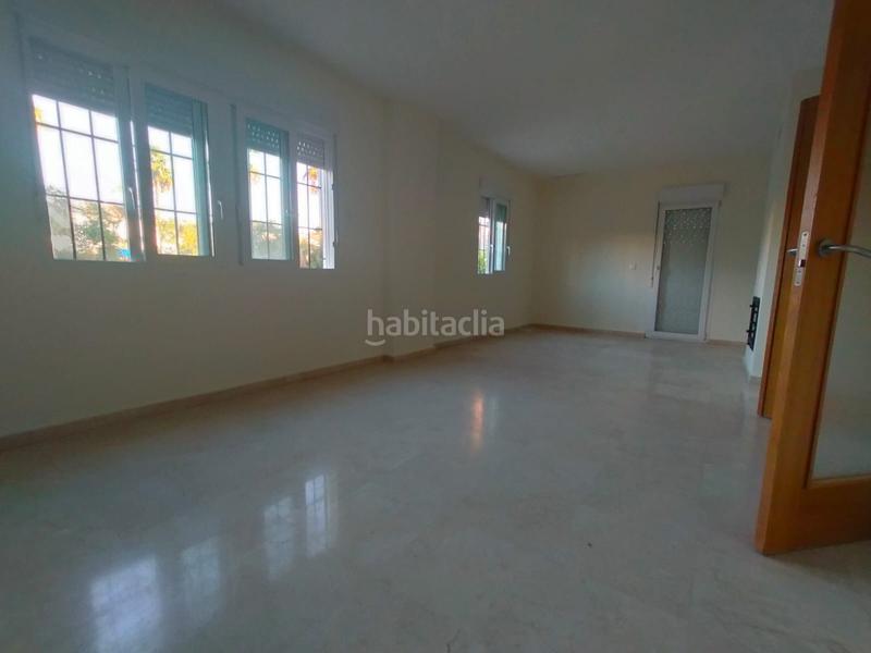 Foto 26c1f153-bf29-4d8c-ae79-7eeb85d22ca0. Casa aparellada amb xemeneia aparcament piscina a Jerez de la Frontera