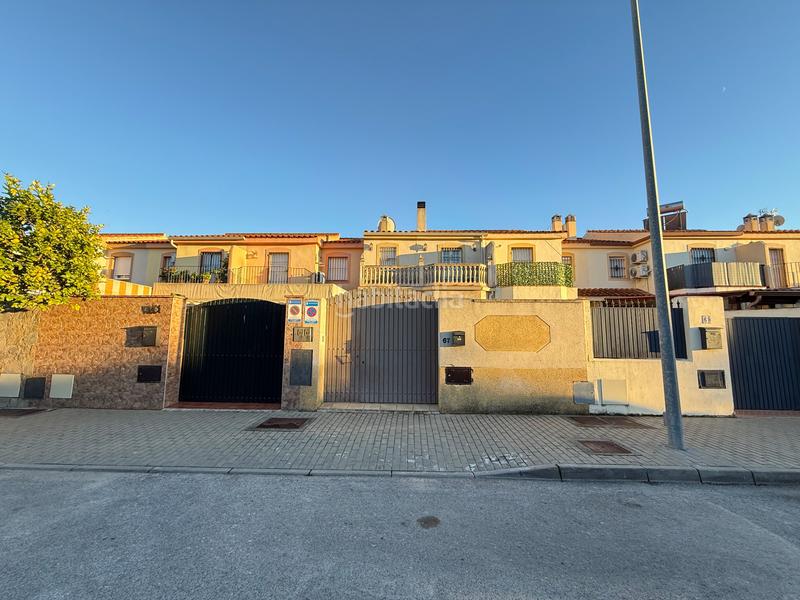 Foto 816c8f3d-d140-4250-9e9f-c8e2b263dd6f. Casa adossada amb xemeneia a Caballero Bonald-S. José Obrero-Guadalcacín Jerez de la Frontera