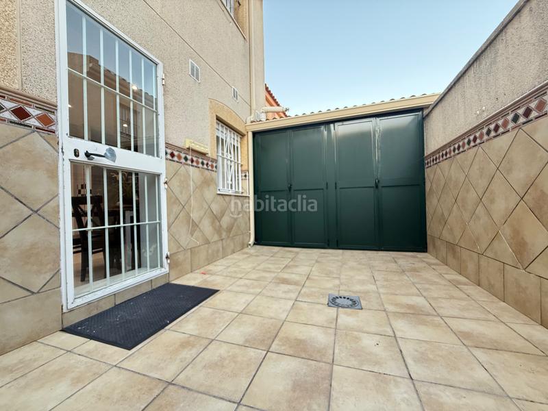 Foto b83b4840-c226-4645-8182-47f1ff67564d. Casa adossada amb xemeneia a Caballero Bonald-S. José Obrero-Guadalcacín Jerez de la Frontera