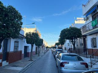 Maison jumelée à Barrio Alto. Casa en venta en san juan de aznalfarache