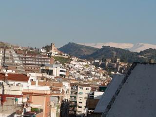 Miete Dachwohnung in Calle tórtola 31. Alquilo estudio junto al hospital virgen de las nieves y juzgado