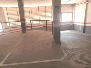 Aparcament cotxe  Grases. Plaza de aparcamiento para coche medianopequeo. frente a plaza