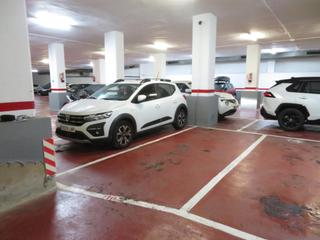 Aparcament cotxe a El Parc i la Llacuna del Poblenou. Plaza de aparcamiento para coche mediano  grande