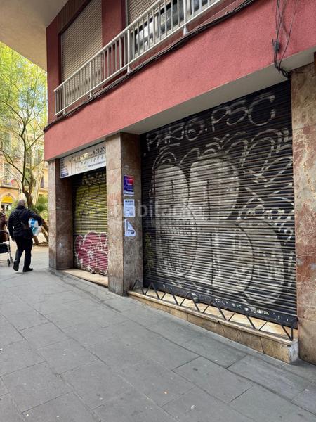 Foto f629204c-5421-464d-b614-d0ce1cd5649a. Alquiler local comercial local esquinero en la plaza santa madrona en Barcelona