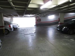 Parking coche en Sant Antoni. Plaza de parking en venta en la calle viladomat para coche peque