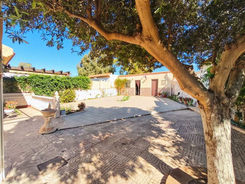 Foto e49eda03-8d20-47f2-926f-da6b57f6637f. Xalet amb aparcament piscina a Retamar Almería