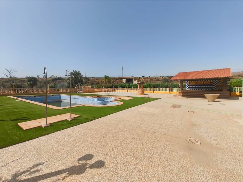 Foto fcf1f477-9a67-4eed-a11e-d0ac3d341a1b. Xalet amb xemeneia aparcament piscina a Piedras Redondas - Torrecárdenas Almería