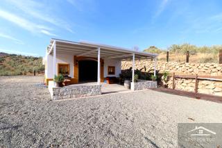 Masia a Guaro. Casa rural con establos