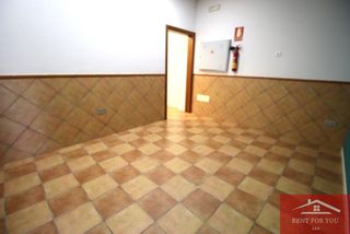Lloguer Local Comercial en Centro. Local comercial en alquiler