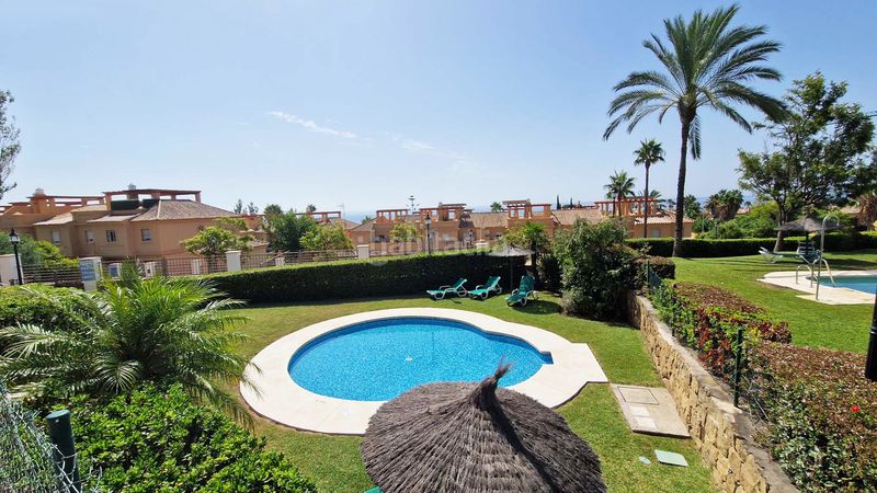 Foto a006f54d-2510-48f1-90a5-b7cf985d7e3f. Casa adossada amb piscina a Buenas Noches Estepona
