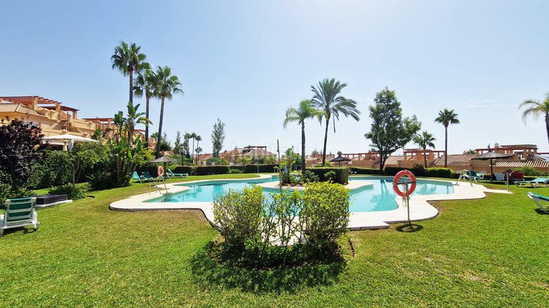 Foto ee6fb84d-98e8-48a1-963c-9f0e50192863. Casa adossada amb piscina a Buenas Noches Estepona