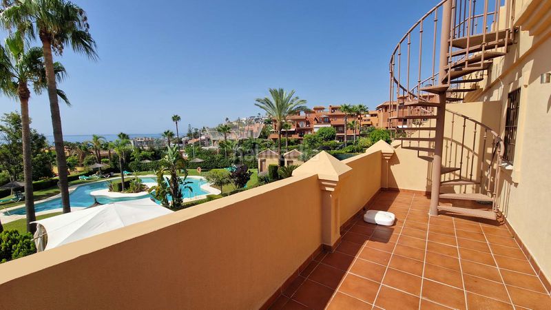 Foto f4eb4091-e28c-4ce4-9a15-13ece283646a. Casa adossada amb piscina a Buenas Noches Estepona