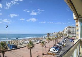 Appartement à Paseo marítimo rey de españa 116. Buen piso frontal al mar con garaje