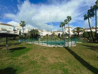 Maison jumelée à Calle merión 7. Bonito adosado estilo rustico en coto de la serena estepona