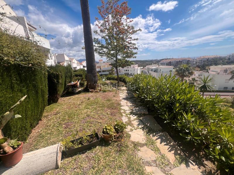 Foto 0a7669f6-a851-43f0-9d72-86d8d476edf8. Piso bonito bajo con jardin privado en calahonda en Mijas