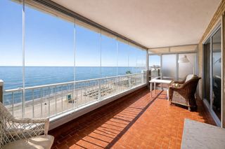 Pis  Paseo marítimo rey de españa. Gran piso en primera linea de playa frontal al mar, fuengirola