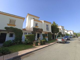 Casa adossada  Avenida de la resina 6. Bonito adosado en urb coto de la serena , estepona