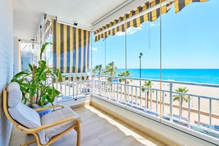 Piso  Paseo marítimo rey de españa. Bonito piso frontal al mar en carvajal, fuengirola