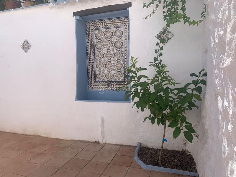 Foto 0f1e4e9e-8c00-4311-b112-a978db69c346. Casa adosada encantadora casa reformada 3 dormitorios, terraza y patio andaluz a 5 min del centro en Alozaina