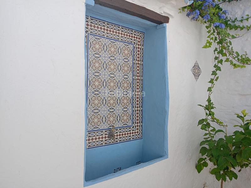 Foto 4a6c868f-6eed-4a79-93b9-ca6ae3238a00. Casa adosada encantadora casa reformada 3 dormitorios, terraza y patio andaluz a 5 min del centro en Alozaina