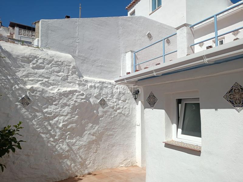 Foto f36be100-e8b6-4893-ac60-ac8adcee8b4a. Casa adosada encantadora casa reformada 3 dormitorios, terraza y patio andaluz a 5 min del centro en Alozaina
