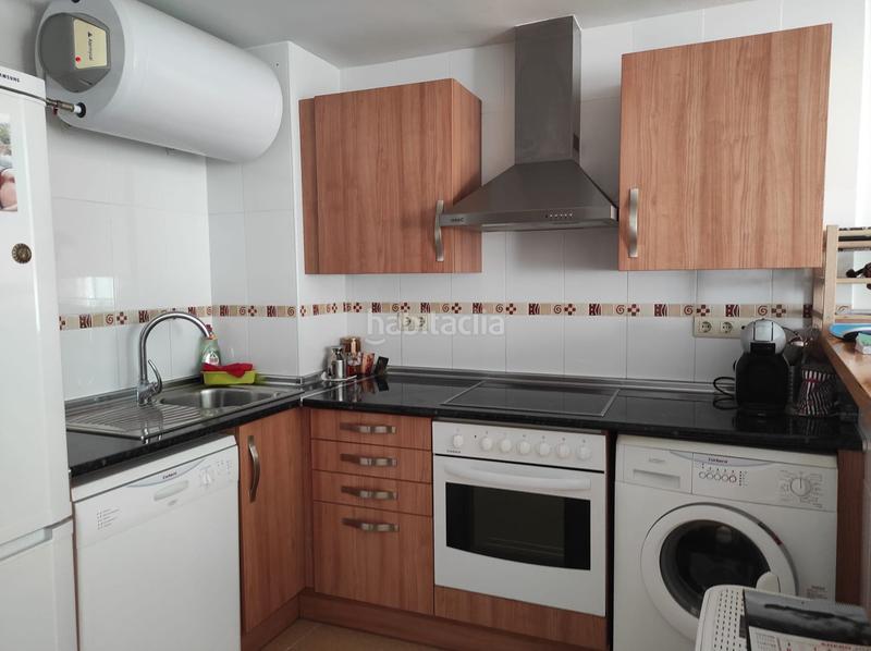 Foto c40f4086-dd0a-49c1-b1c0-0245a34ed81d. Piso gran piso de 2 dormitorios con garaje privado y piscina con todo el lujo y comodidades en Alozaina