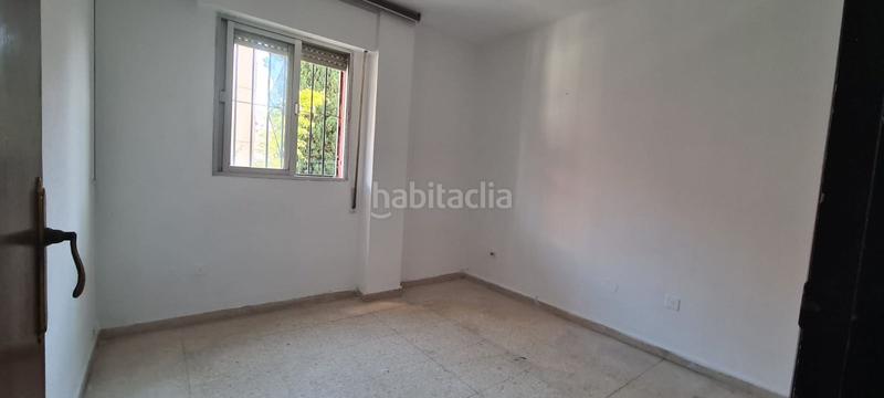 Foto 3bdce7a7-62cf-46d0-b4c9-280245eec6b4. Piso amplio piso a reformar en el centro con 3 habitaciones, piscina y parking en Torremolinos