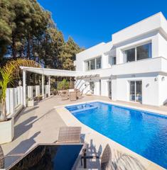 Chalet in El Faro de Calaburra - Chaparral. Espectacular villa de lujo en primera línea de playa, urbanizaci