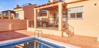 Casa en El Faro de Calaburra - Chaparral. Chalet con piscina privada y apartamento independiente en el far