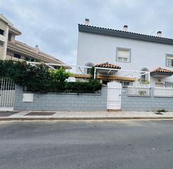 House in Torreblanca del Sol. Gran casa pareada de 4 plantas en los pacos, con garaje privado,