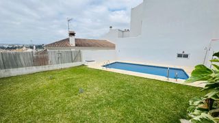 Casa a Torreblanca del Sol. Gran casa pareada de 4 plantas en los pacos, con garaje privado,