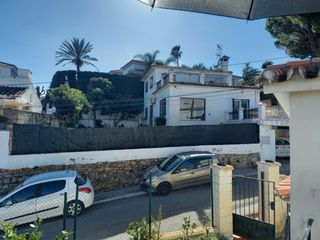 Casa en El Pinar- Palacio de Congresos. Exclusiva villa con vistas al mar y la montaña en torremolinos