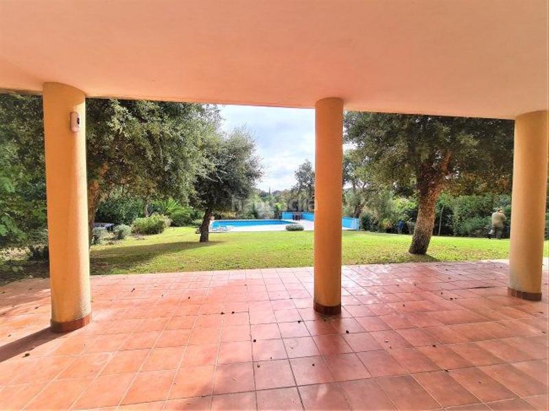 Foto 89a5b62a-b460-4933-87d3-0cb4ab6cdbe9. Xalet amb aparcament piscina a Sotogrande alto Sotogrande