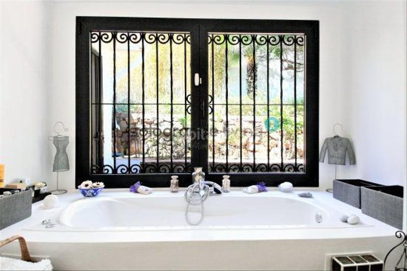 Foto c7b9d16f-6096-405c-98f4-bcc7e4e0e962. Chalet villa en venta en Chullera, 4 dormitorios. en Manilva