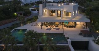 Xalet a Distrito Zeta - Recinto Ferial Cortijo de Torres. Villa en venta en nueva andalucía  atalaya de rio verde, 6 dormi