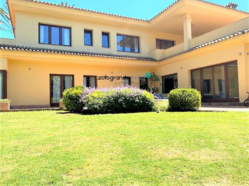 Foto 1b2e4588-12cf-4a0a-a4fb-64a2dce52d43. Chalet con riscaldamento parcheggio piscina in Sotogrande alto Sotogrande
