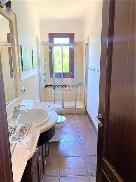 Foto c95109d1-eb20-497f-93c9-efdc17a02421. Chalet con riscaldamento parcheggio piscina in Sotogrande alto Sotogrande