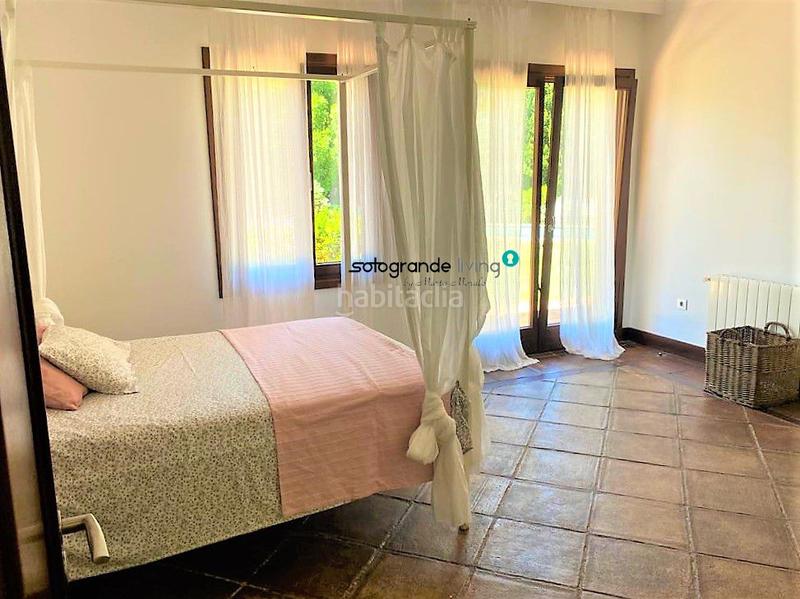 Foto f5c59fb3-6f7f-4f0d-bd65-dfbd0458cf73. Chalet con riscaldamento parcheggio piscina in Sotogrande alto Sotogrande