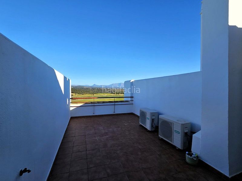 Foto 7a87ff20-8432-4327-b5ee-cded106bcdd0. Casa adossada amb calefacció aparcament piscina a La Alcaidesa
