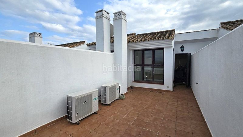 Foto c7bb0659-0d90-45de-8c83-1a3d35fd9492. Casa adossada amb calefacció aparcament piscina a La Alcaidesa