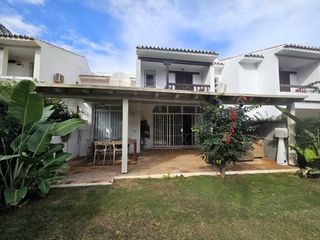 Lloguer Casa adossada a Sotogrande Costa. Casa adosada en alquiler en sotogrande costa, 5 dormitorios.