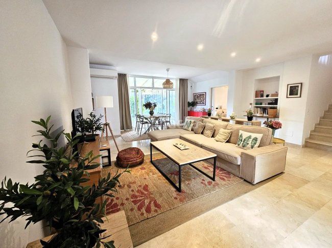 Foto e1f5288c-f565-455d-accf-4636b2b4e66a. Lloguer casa adossada amb aparcament piscina a Sotogrande costa Sotogrande