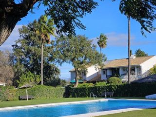Location Maison jumelée à Sotogrande Costa. Casa adosada en alquiler en sotogrande costa, 5 dormitorios.