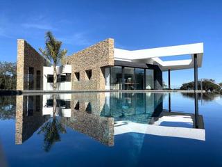 Chalet en Sotogrande Alto. Villa en venta en club, 6 dormitorios.