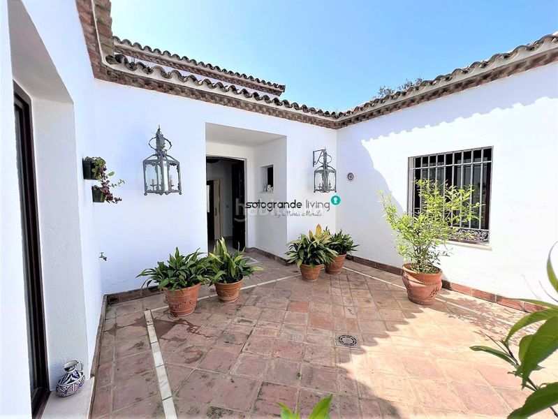 Foto 8710a8c1-bacf-4764-9dbf-ef130532bb66. Alquiler chalet villa en alquiler costa, 5 dormitorios. en Sotogrande