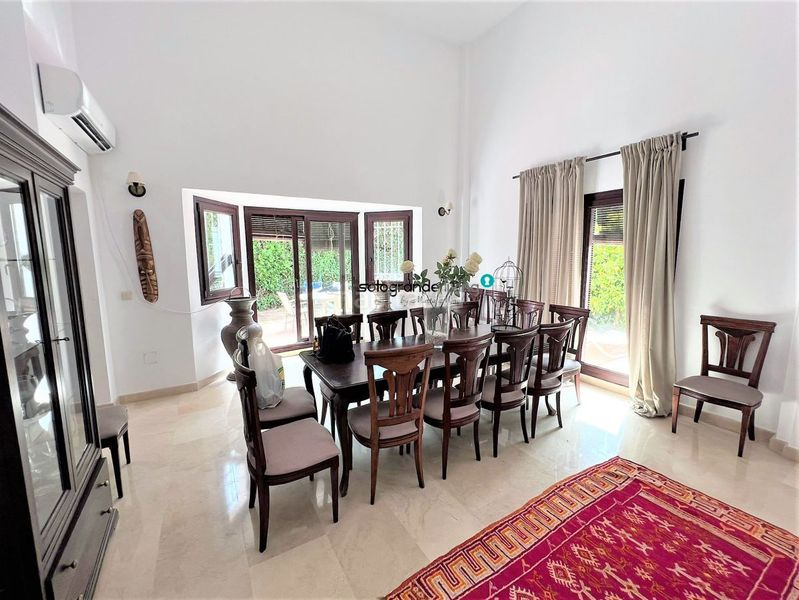 Foto f242aea2-e3b7-4d31-9234-d89516cf4c6b. Alquiler chalet villa en alquiler costa, 5 dormitorios. en Sotogrande